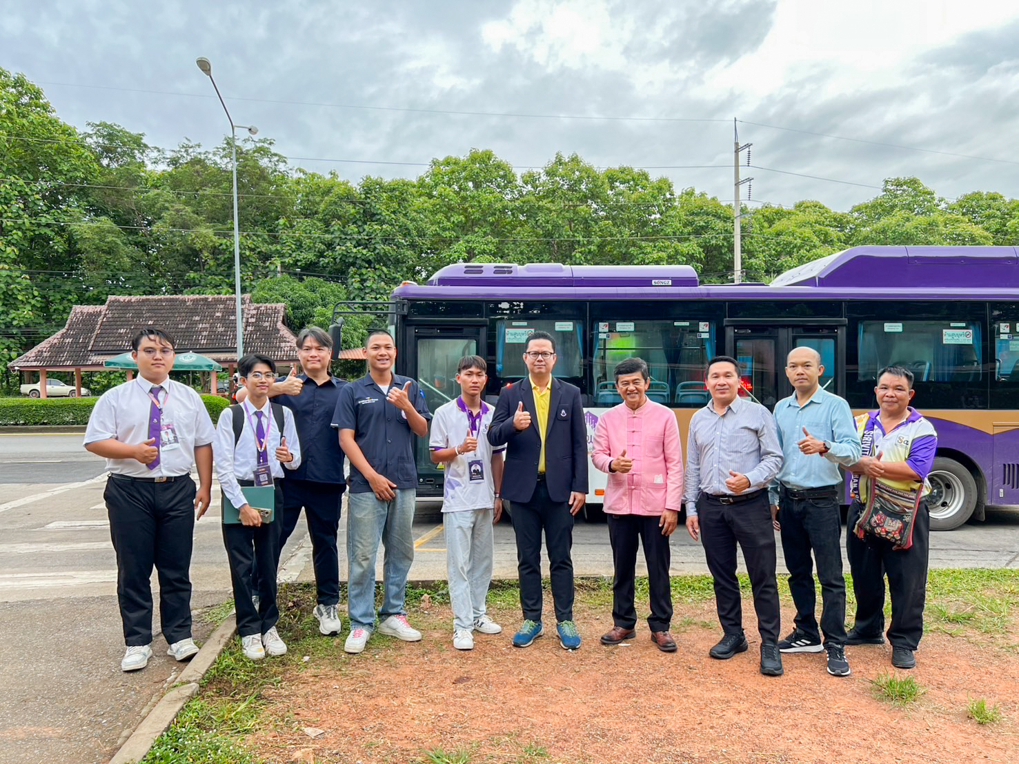 ศูนย์สิ่งแวดล้อมและการจัดการทียั่งยืน ลงพื้นที่ตรวจสอบการใช้บริการรถโดยสารไฟฟ้าในวันเปิดภาคเรียน
